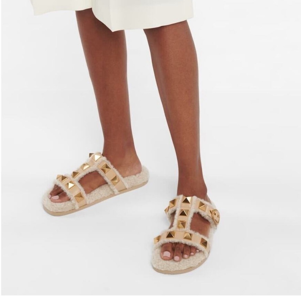 NIB Valentino Garavani Roman Stud Faux Shearling Slide Sandal Slippers Beige 5.5